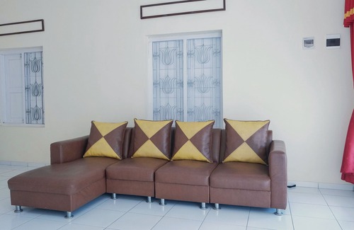 Pacitan Hotel | OYO 1190 Griya Soeratin Residence Syariah