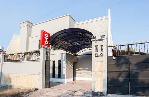 Surabaya Hotel | OYO 1281 Home Stay 83