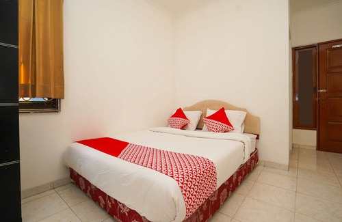 Surabaya Hotel | OYO 1281 Home Stay 83