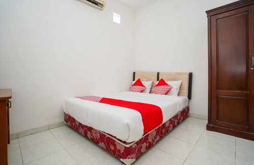 Surabaya Hotel | OYO 1281 Home Stay 83