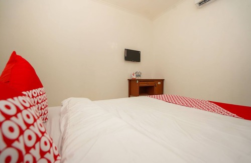 Surabaya Hotel | OYO 1281 Home Stay 83