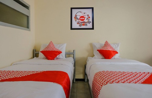 Blimbing Hotel | OYO 1289 Cbr Residence