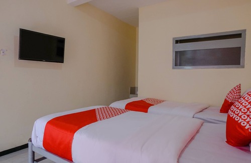 Blimbing Hotel | OYO 1289 Cbr Residence