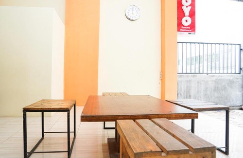 Waru Hotel | OYO 1367 Banuwa Residence Syariah