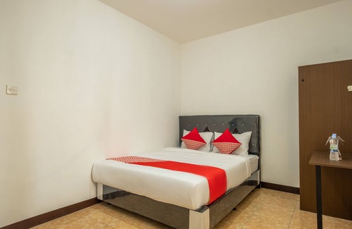 West Cirebon Hotel | OYO 1460 Anyelir Residence