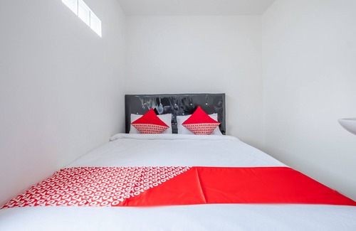 West Cirebon Hotel | OYO 1460 Anyelir Residence