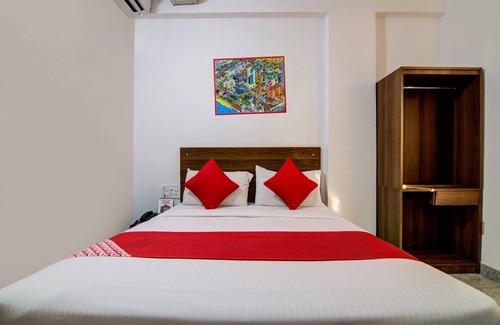 BTM Layout Hotel | OYO 15695 Varcity Comforts