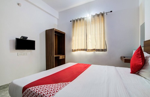 BTM Layout Hotel | OYO 15695 Varcity Comforts