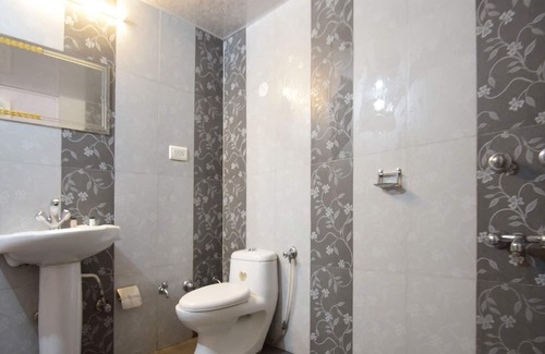 Dumdum Hotel | OYO 16627 Xpress Inn