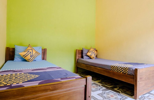Madiun Hotel | OYO 1773 Ilyasa Family