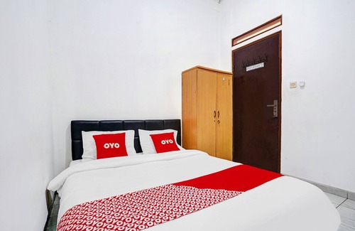Astana Anyar Hotel | OYO 1932 Srimahi Residence