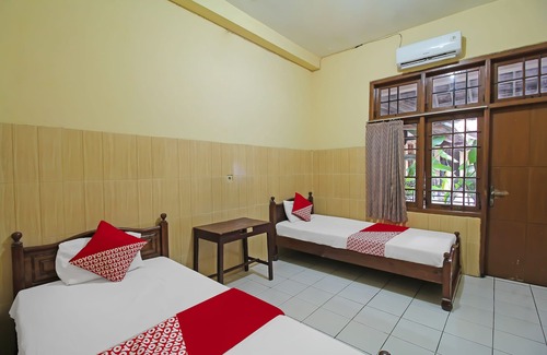 Nganjuk Hotel | OYO 1984 Hotel Istana Family Syariah