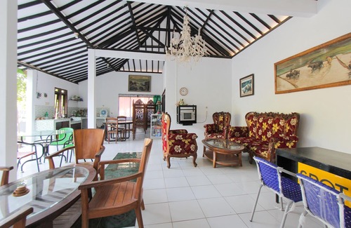 Kalipuro Hotel | OYO 2042 Zam Zam Family Syariah