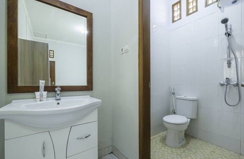West Cirebon Hotel | OYO 2072 Wisma Teratai