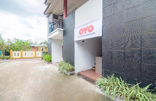 Pontianak Hotel | OYO 2187 Hm Guest House
