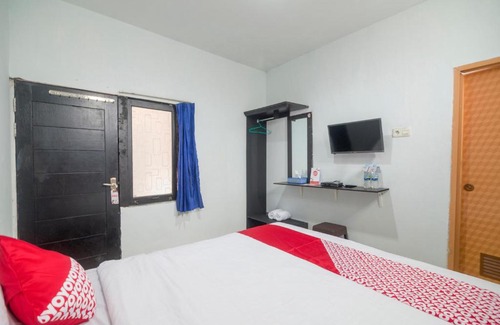 Pontianak Hotel | OYO 2187 Hm Guest House