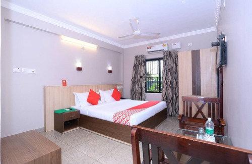 Kakkanad Hotel | OYO 23116 Gino Tourist Home