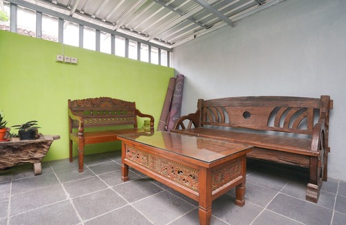 Probolinggo Hotel | OYO 2492 Nindy Homestay