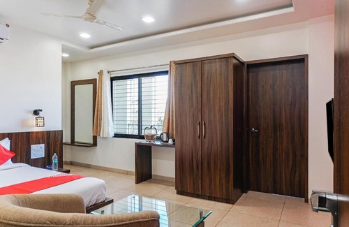 Parner Hotel | OYO 27051 Karishma Palace