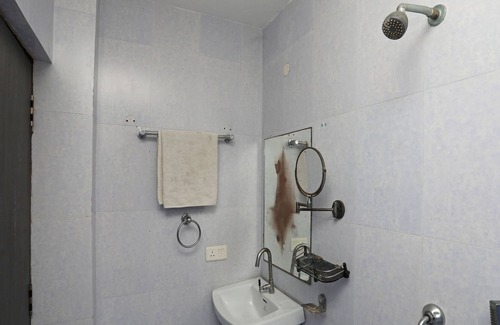 Diamond Harbour Hotel | OYO 28439 Skylark Hotel