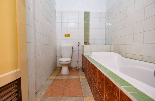 Pati Hotel | OYO 2855 Sartika Hotel Pati