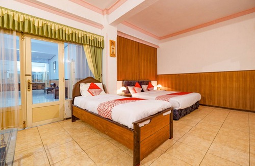 Pati Hotel | OYO 2855 Sartika Hotel Pati