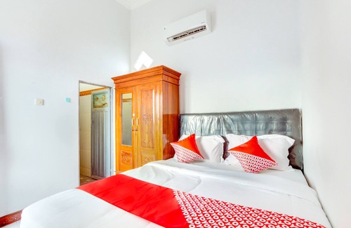 Madiun Hotel | OYO 3074 Orange Inn
