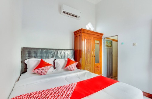Madiun Hotel | OYO 3074 Orange Inn