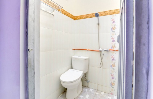 Madiun Hotel | OYO 3074 Orange Inn