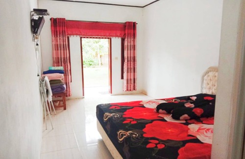 Sukabumi Hotel | OYO 3303 Penginapan Putri Asih Sawarna