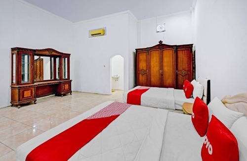 Kebasen Hotel | OYO 3479 Hotel Intan