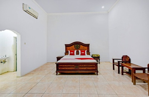 Kebasen Hotel | OYO 3479 Hotel Intan