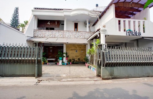 Mampang Prapatan Hotel | OYO 3725 Sisca Guest House