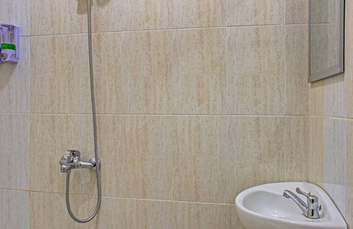 Cilacap Hotel | OYO 3841 Wisma 25