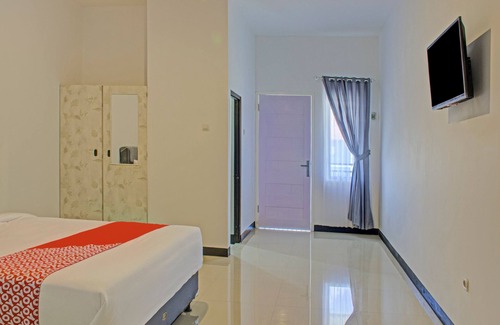 Cilacap Hotel | OYO 3841 Wisma 25