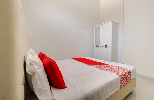 West Cirebon Hotel | OYO 3972 Simega Residence