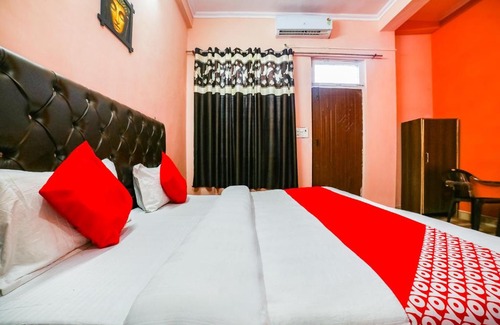 Clement Town Hotel | OYO 40733 Dolphin Guest House