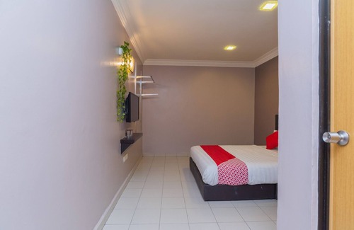 Taman Johor Jaya Hotel | OYO 44027 Golden Horse Hotel