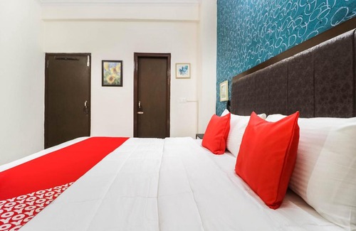 Sector 45 Hotel | OYO 48902 The White Villa