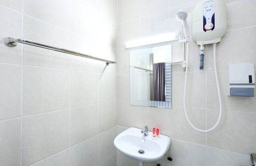 Seri Kembangan Hotel | OYO 502 Midah Inn Puchong