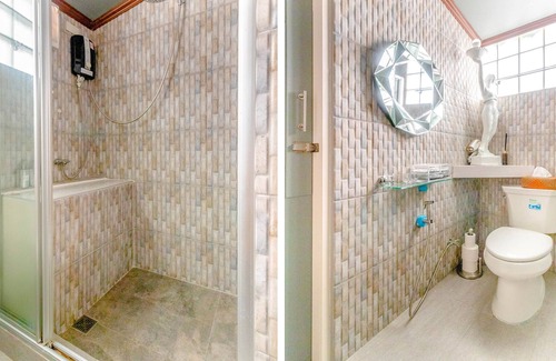 Khum Thong Hotel | OYO 750 Baan Suan Ampond