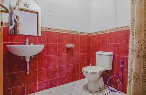 Mampang Prapatan Hotel | OYO 90094 Gayatri Residence
