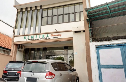 Surabaya Hotel | OYO 90442 Almeira Homestay Syariah Sub
