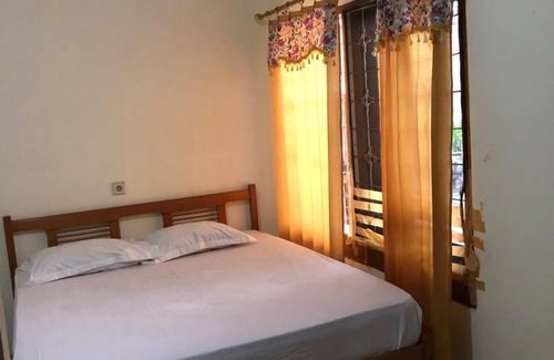 Surabaya Hotel | OYO 90482 Rumah Oma Syariah