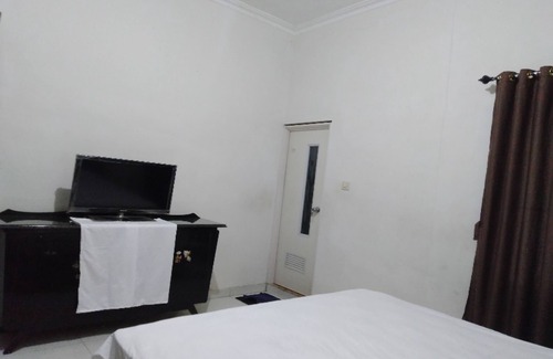 Jember Hotel | OYO 90614 Spring Homestay