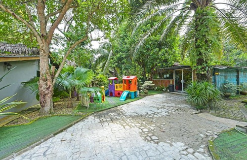 Kampung Bukit Dinding Hotel | OYO 90636 Teratak Zakiah Chalet