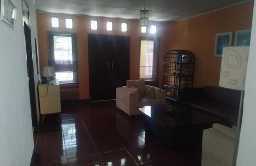 Palu Hotel | OYO 90699 Yellow White Guesthouse Palu