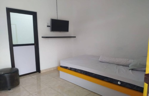 Palu Hotel | OYO 90699 Yellow White Guesthouse Palu