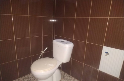 Palu Hotel | OYO 90699 Yellow White Guesthouse Palu