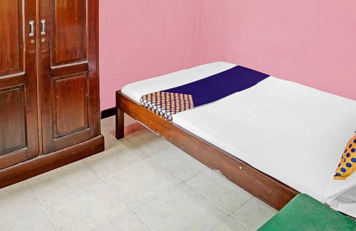 Patrang Hotel | OYO 90729 Sekar Guest House Jember